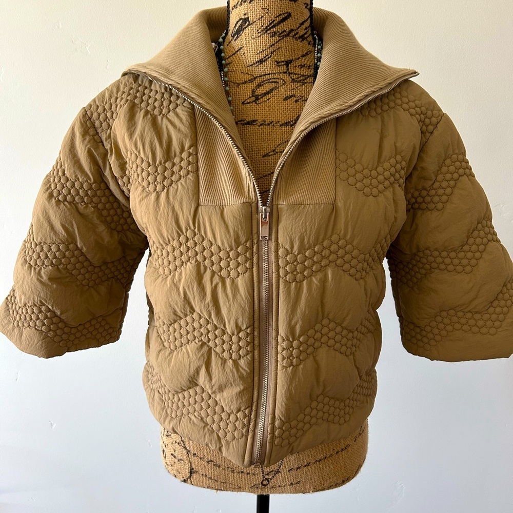 Short sleeve puffer from Korea. Like new conditions